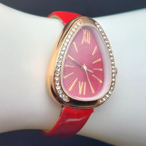 Elegant Red Teardrop Wristwatch With Rhinestone Bezel & Leather Band - Picture 2 of 7